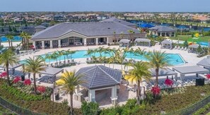Un resort con una piscina grande, palmeras y un pabellón.