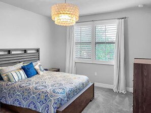5 habitaciones, escritorio y tabla de planchar con plancha 