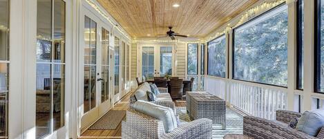 Älytelevisio, takka, pöytätennispöytä