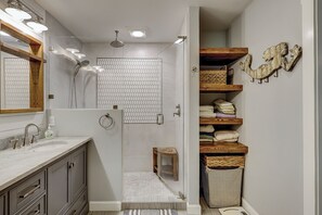 Shower, hair dryer, towels - 7 Cannon Row-Dog-Friendly,  New Pool (25 ft x 10 ft) & 705 Yards to the beach (Hilton Head Island)