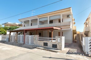 Vista frontal de la propiedad