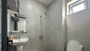 A modern bathroom with a toilet, sink, and shower. - Motel Phuong Linh (Da Nang)