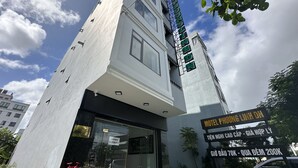 A modern building with a prominent sign for 'Motel Phuong Linh DN'. - Motel Phuong Linh (Da Nang)