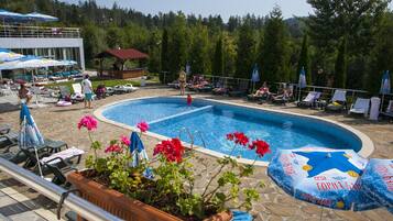 Hồ bơi trong nhà, hồ bơi ngoài trời phục vụ theo mùa