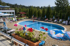 Piscine intérieure, piscine extérieure en saison