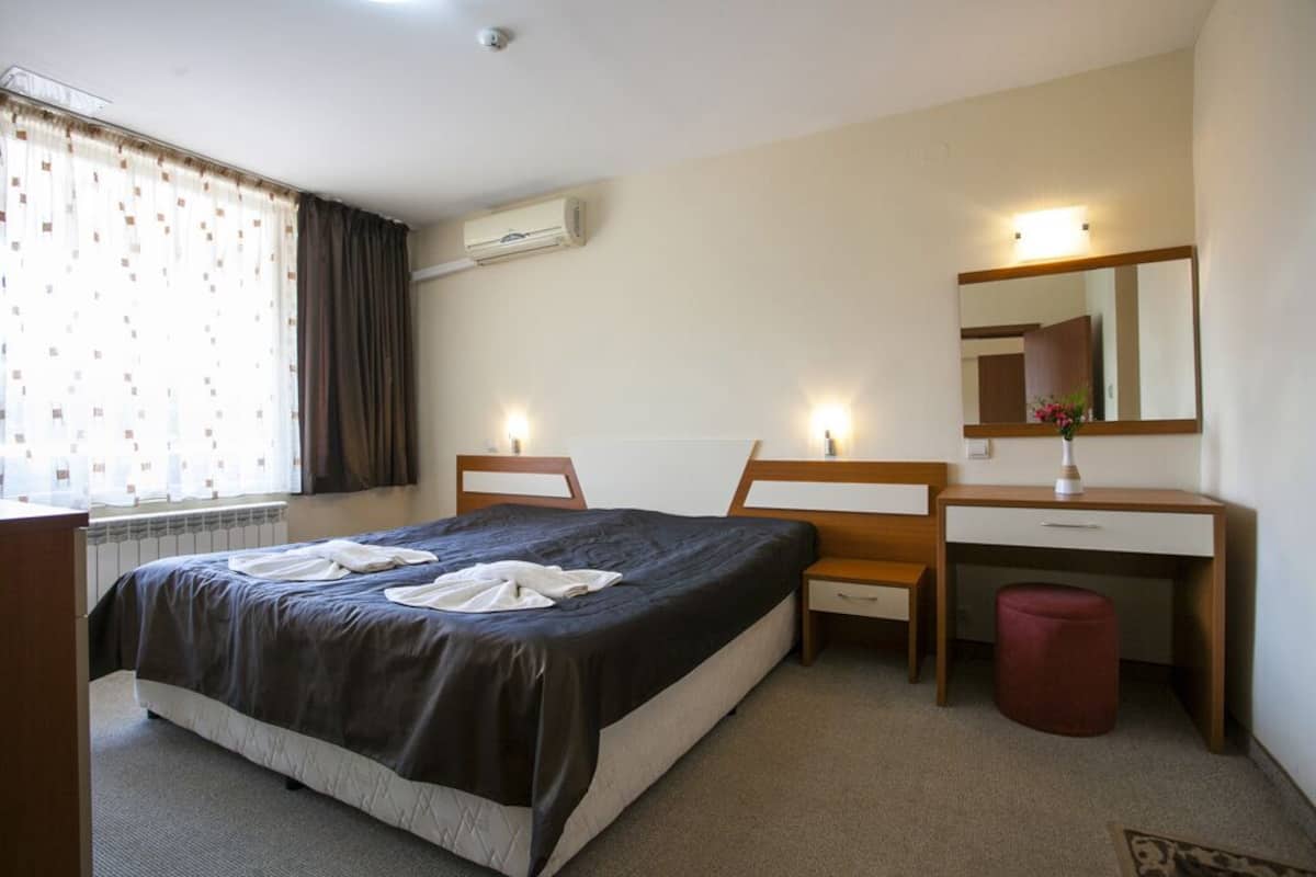 Hypo-allergenic bedding available, WiFi (free), bed sheets