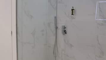 Douche, sĂšche-cheveux, chaussons, serviettes fournies