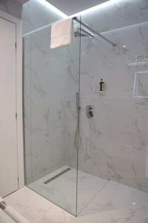 Shower, hair dryer, slippers, towels - Metro Hotel Terminal (Farkë)