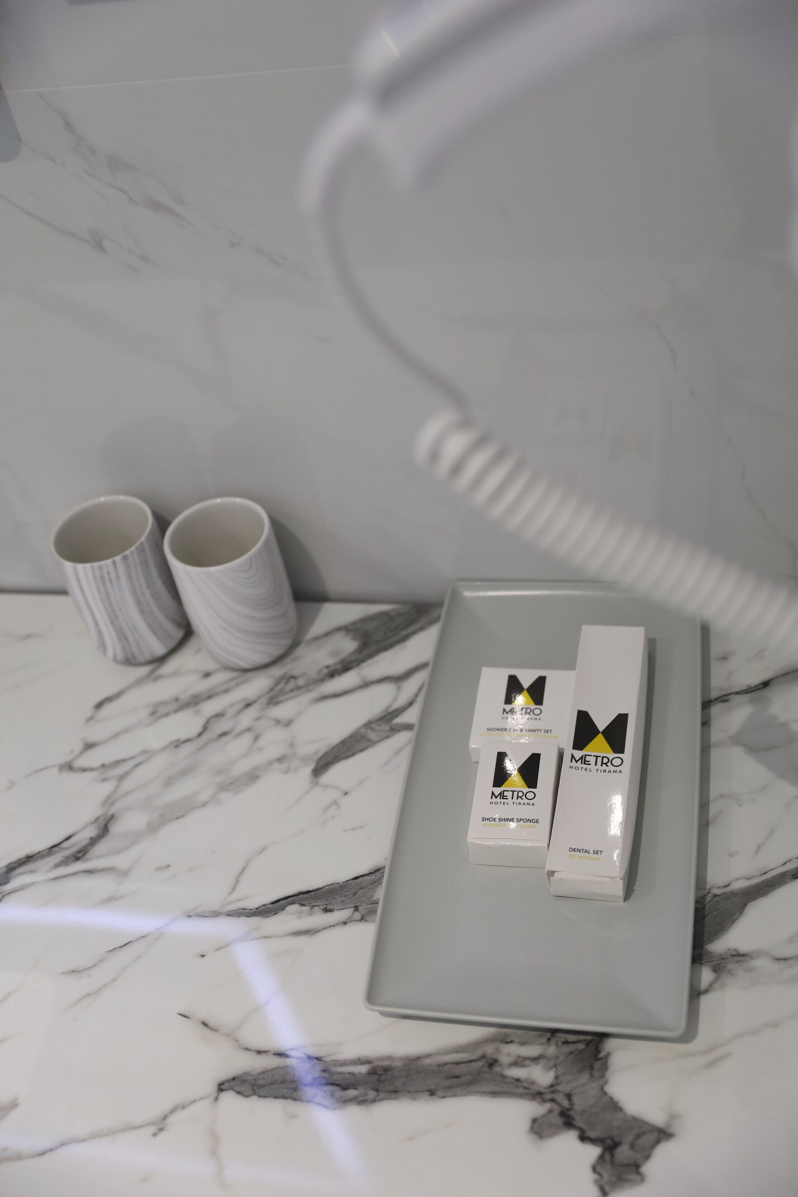 Douche, sèche-cheveux, chaussons, serviettes fournies