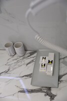 淋浴设施、吹风机、拖鞋、毛巾