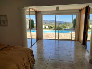 4 bedrooms, desk, iron/ironing board, travel crib