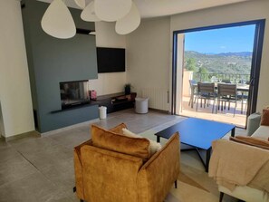 Fernseher, Kamin, Tischtennisplatte, Bücher