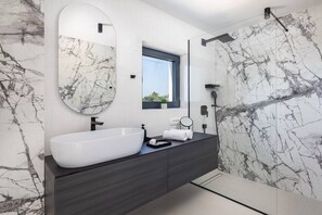 Shower, hair dryer - Luxury Villa Sea Idea Trogir with Pool and Gym (Okrug Gornji)