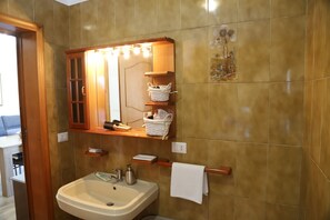 Dusche, Haartrockner, Bidet, Handtücher