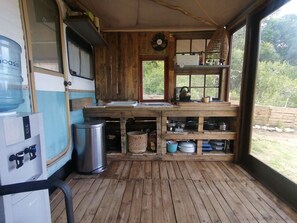 Réfrigérateur, plaque de cuisson, cafetière/bouilloire