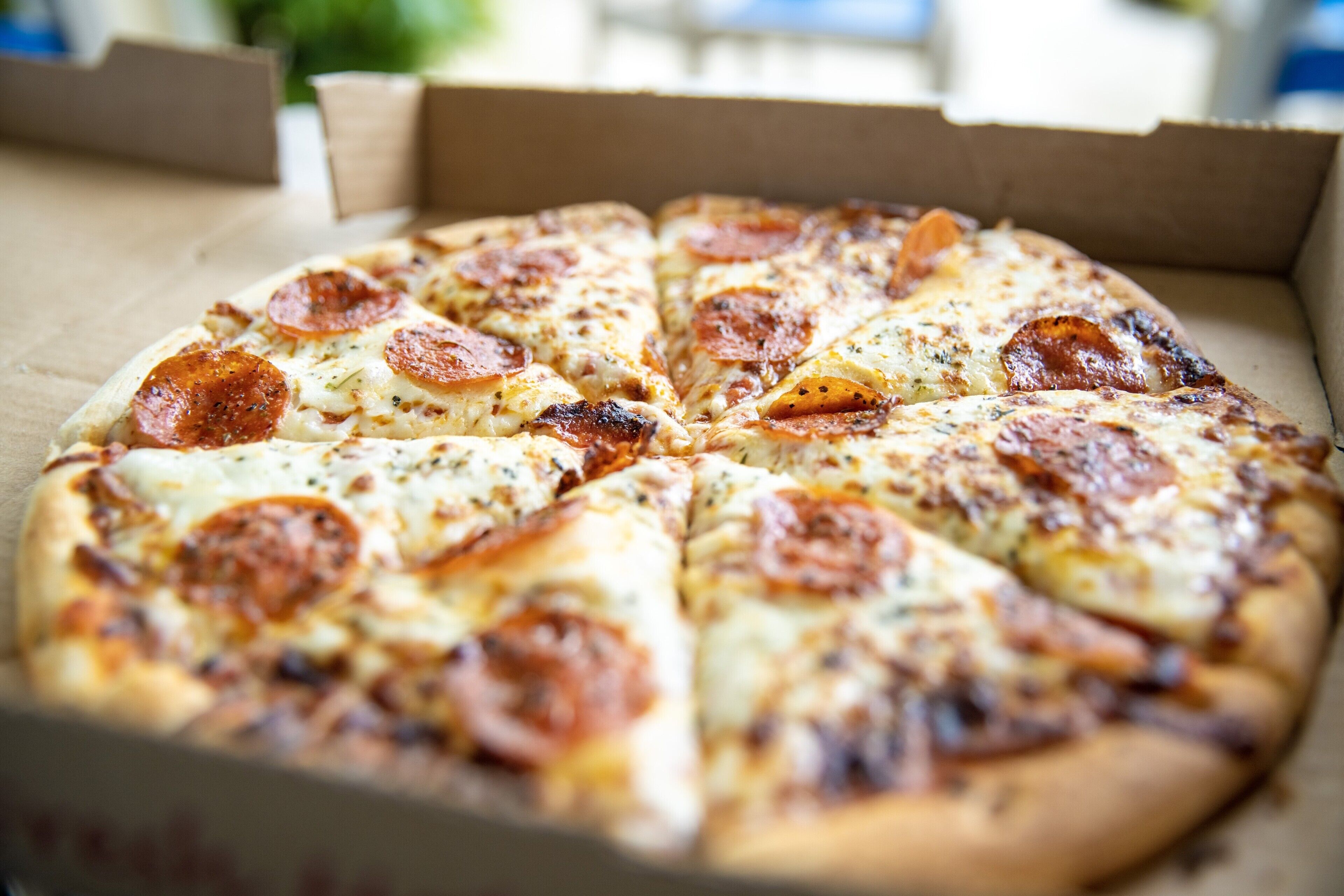 Une pizza dans une boîte en carton.