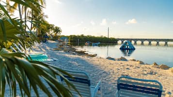 Playa privada, snorkel, kayaks y paseos en botes de motor 