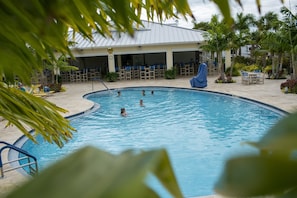 Piscine extérieure, chaises longues