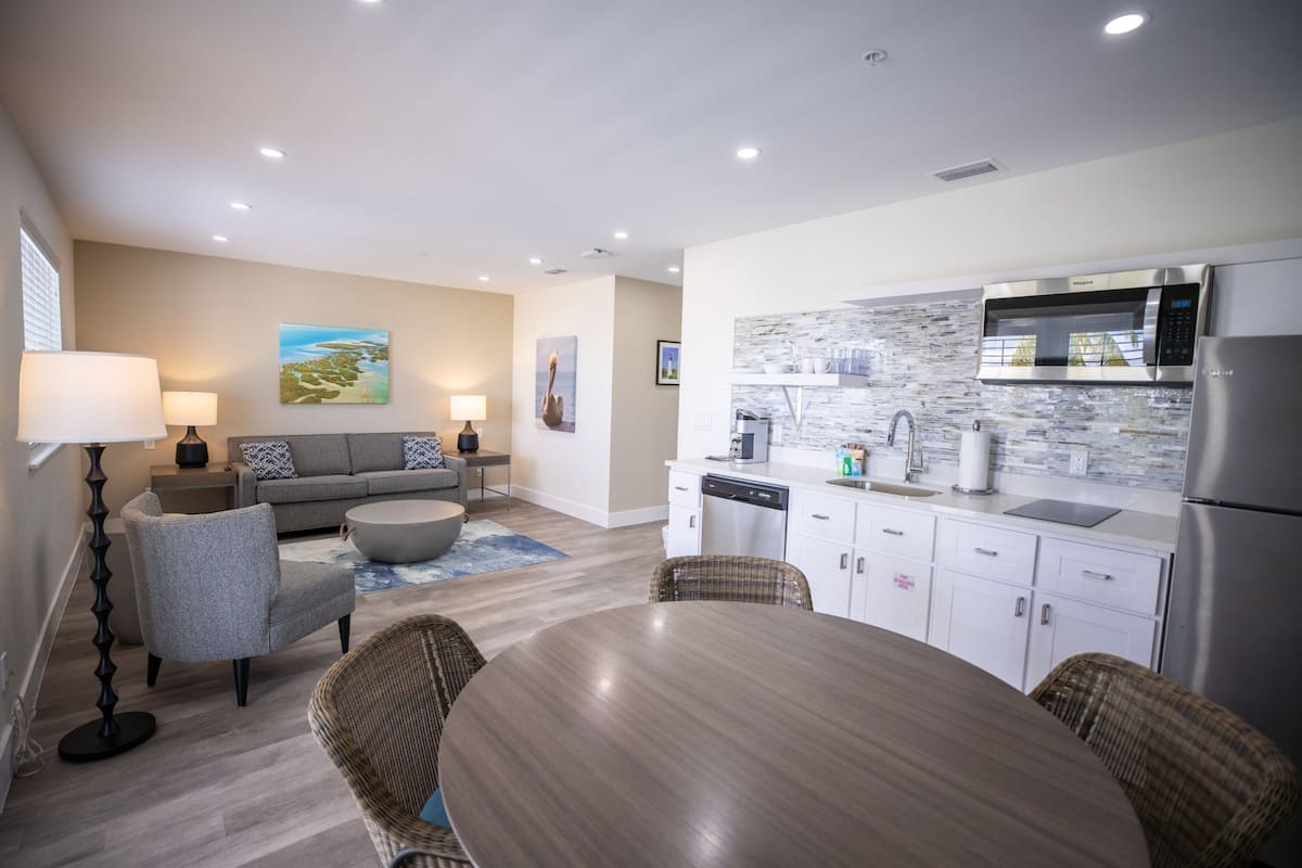 Standard Suite, Multiple Beds, Balcony | Living area