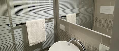 Classic Apartment, 2 Bedrooms, Non Smoking, City View | Bathroom | Shower, rainfall showerhead, free toiletries, hair dryer