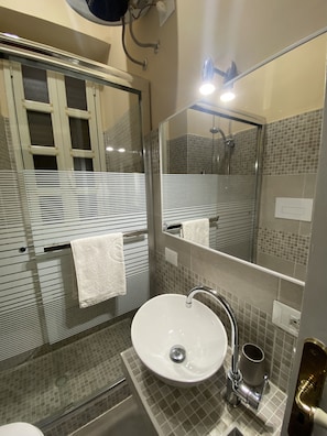 Appartamento Classic, 2 camere da letto, non fumatori, vista città | Bagno | Doccia, soffione a pioggia, set di cortesia gratuito, asciugacapelli