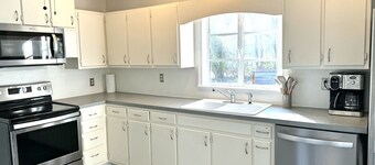 Raleigh Retreat with Sauna+Hot Tub