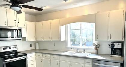 Raleigh Retreat with Sauna+Hot Tub