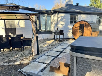 Raleigh Retreat with Sauna+Hot Tub