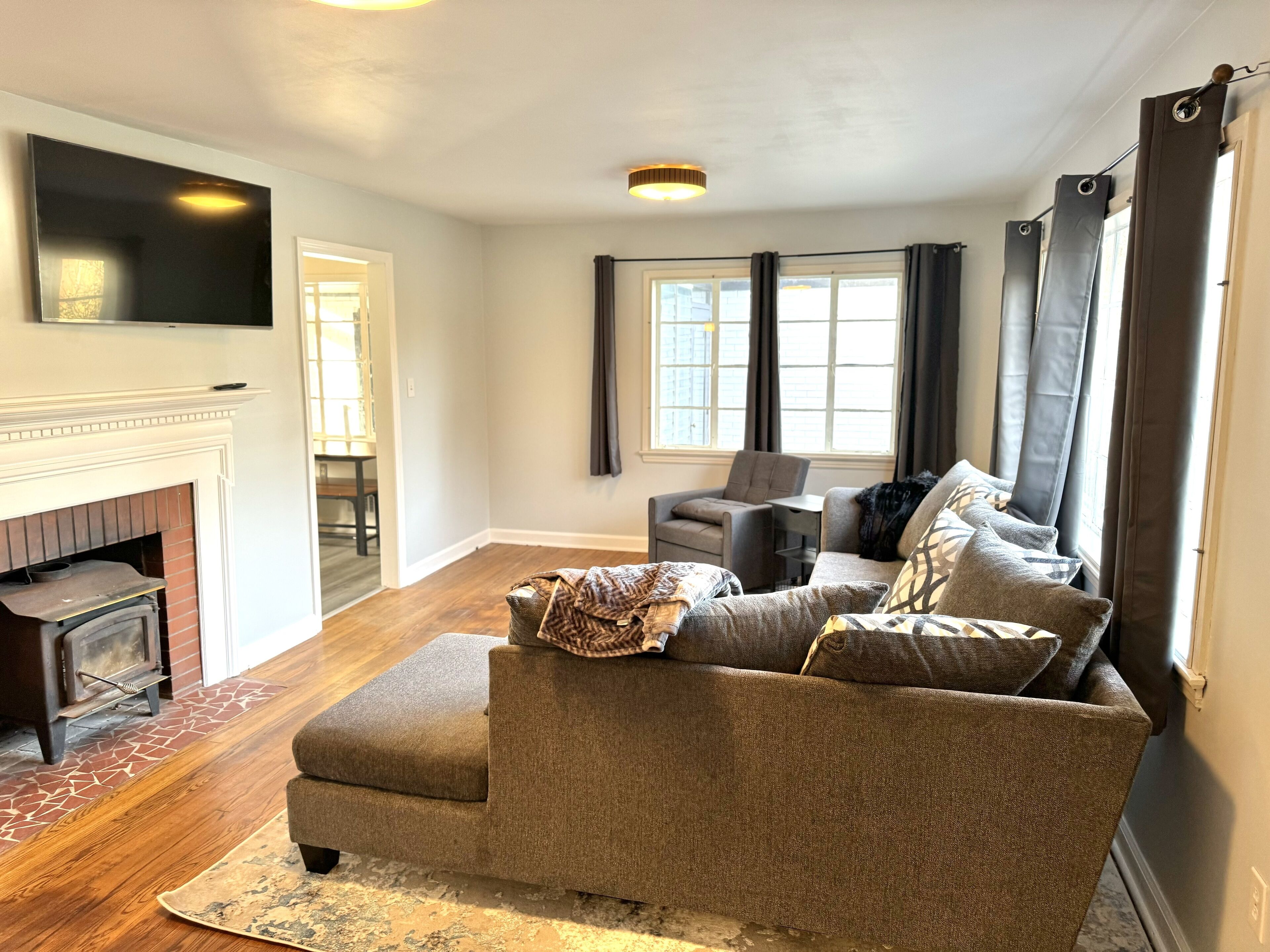 Smart TV, chimenea y libros 