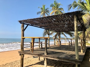 A wooden beach structure with benches, supported by posts, overlooking the ocean. - FANTAS FOLLY BEACH LODGE (Butre)