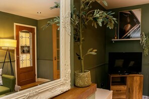 TV, fireplace - Stunning 3BD Oxfordshire Cottage in Enstone (Enstone)