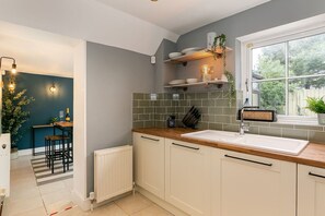 Fridge, microwave, oven, stovetop - Stunning 3BD Oxfordshire Cottage in Enstone (Enstone)