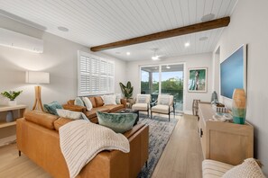 スマートテレビ、テーブルサッカー台、書庫