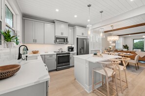Réfrigérateur, four à micro-ondes, un four, surface de cuisson