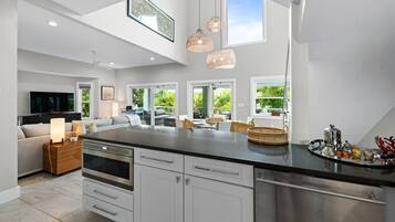 Geladeira, micro-ondas, fogão, cooktop