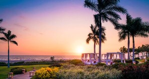Sun-loungers, beach towels - The Grand Mayan Nuevo Vallarta (Nuevo Vallarta)