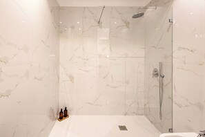 HandtĂŒcher, Seife, Toilettenpapier