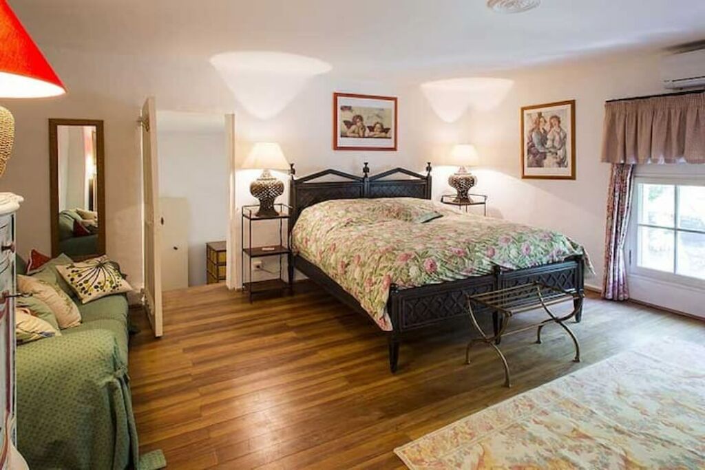 14 bedrooms, WiFi, bed sheets