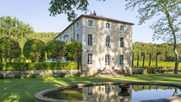 A large, classical building with a symmetrical facade, a central staircase, and a circular fountain in the foreground. - Chateau en Provence (Loriol-du-Comtat)