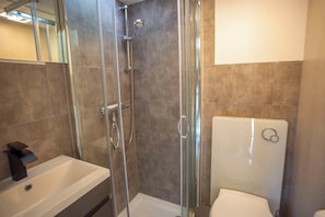 SĂšche-cheveux, serviettes fournies, papier toilette