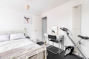 1 dormitorio, escritorio, tabla de planchar con plancha y wifi gratis