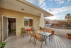 Apartment, 2 Schlafzimmer, Balkon, Gartenblick | Speisen im Freien