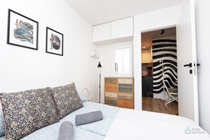 Lägenhet | 1 sovrum, individuell inredning, unika möbler och arbetsyta för laptop