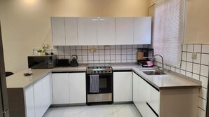 Private kitchen - Chez Gabrielle Apt #3 (Lusaka)