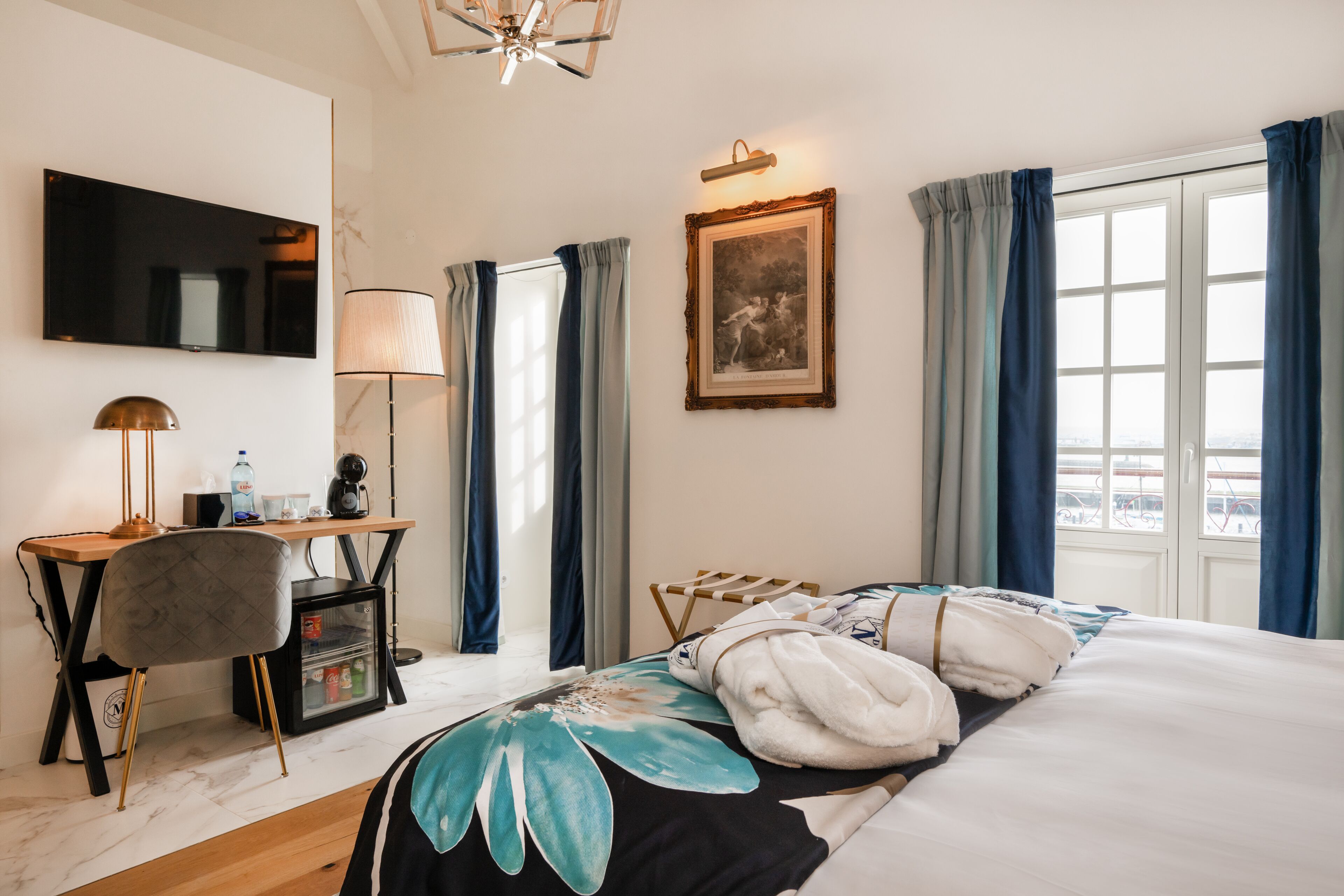 Deluxe suite | Donsdekens, bedden met traagschuimmatrassen, een minibar