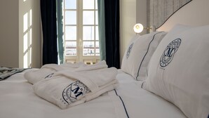 Rom – classic | Dundyner, memory foam-senger, minibar og safe på rommet
