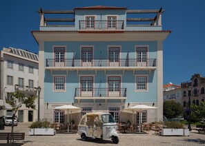 Copriletto in piuma, materassi in memory foam, minibar