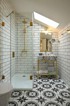 Superior Suite | Bathroom | Shower, rainfall showerhead, designer toiletries, hair dryer - Dona Maria Hotel (Figueira da Foz)
