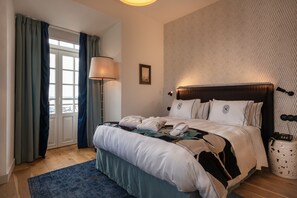 羽绒被、记忆海绵床垫、迷你吧、客房内保险箱