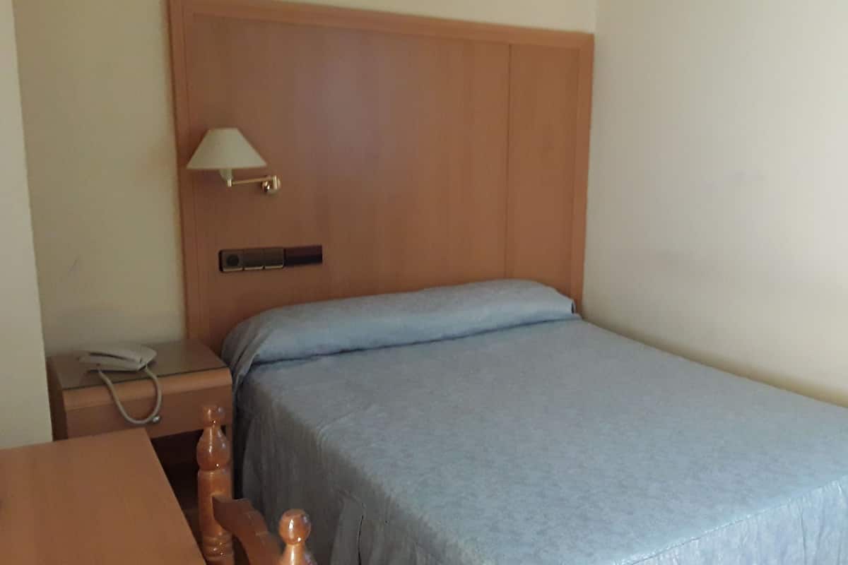 Basic Single Room | Desk, laptop workspace, WiFi (free)